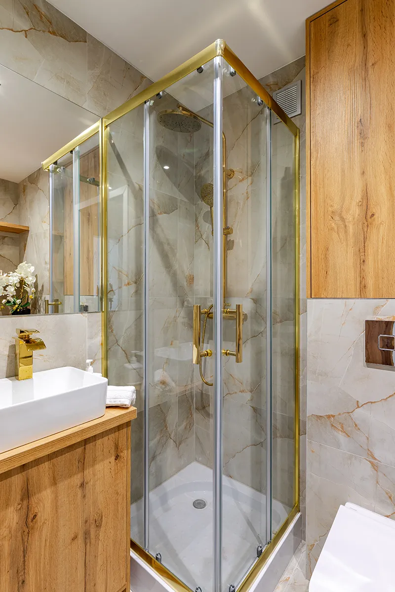 Łazienka ze złotymi dodatkami - zdjęcia dla pośrednika ŁÓDŹ