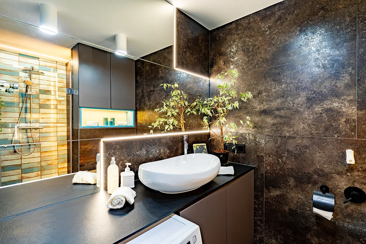 Łazienka z designerskim lustrem oraz podświetleniem led - zdjęcia wnętrz Katarzyna Sołtysiak Łódź województwo Łódzkie