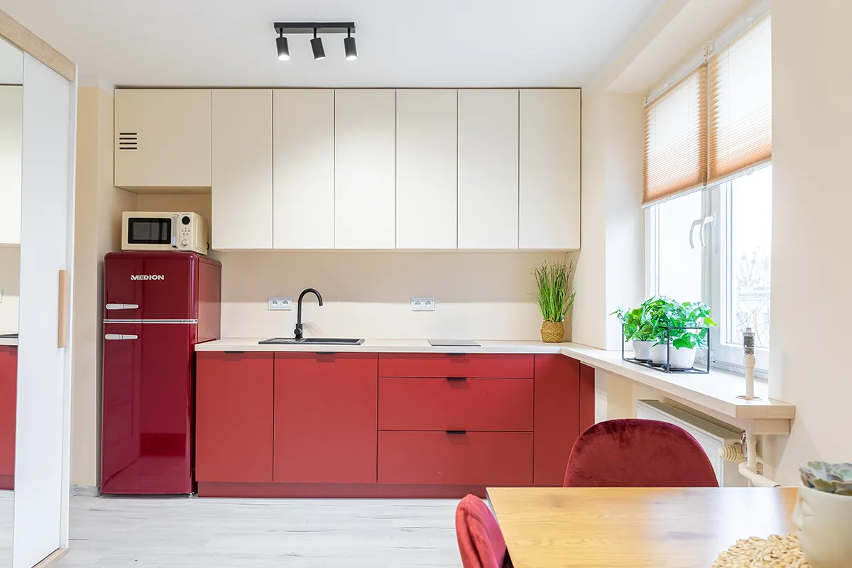 Kuchnia z czerwoną ldówką - zdjęcia mieszkania na wynajem Łódź Katarzyna Sołtysiak