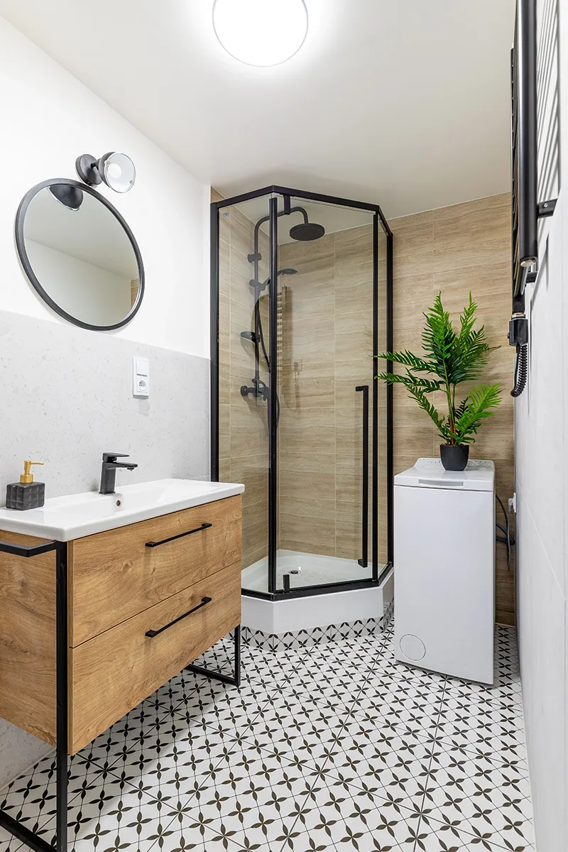 Łazienka z czarnymi dodatkami - kafelki patchwork - Łódź fotografie wnętrz