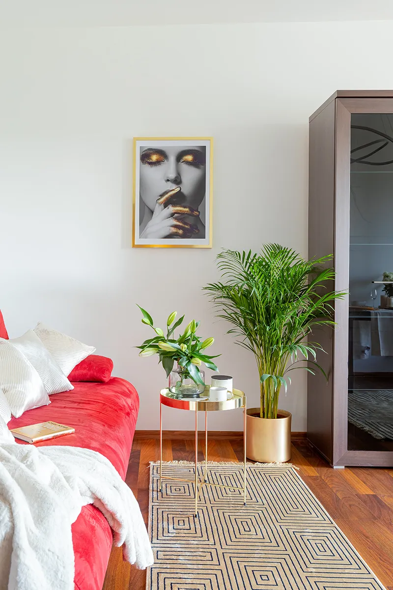 Obraz kobiety na ścianie ze złotymi dodatkami - Home staging Łódź