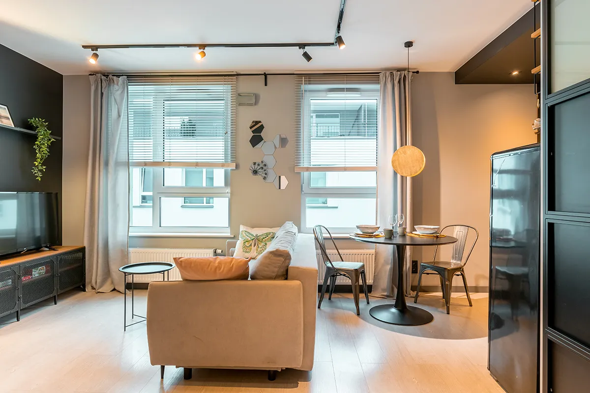 Salon w industrialnym stylu ze stołem oraz wolnostojąca kanapa - zdjęcia pod airbnb