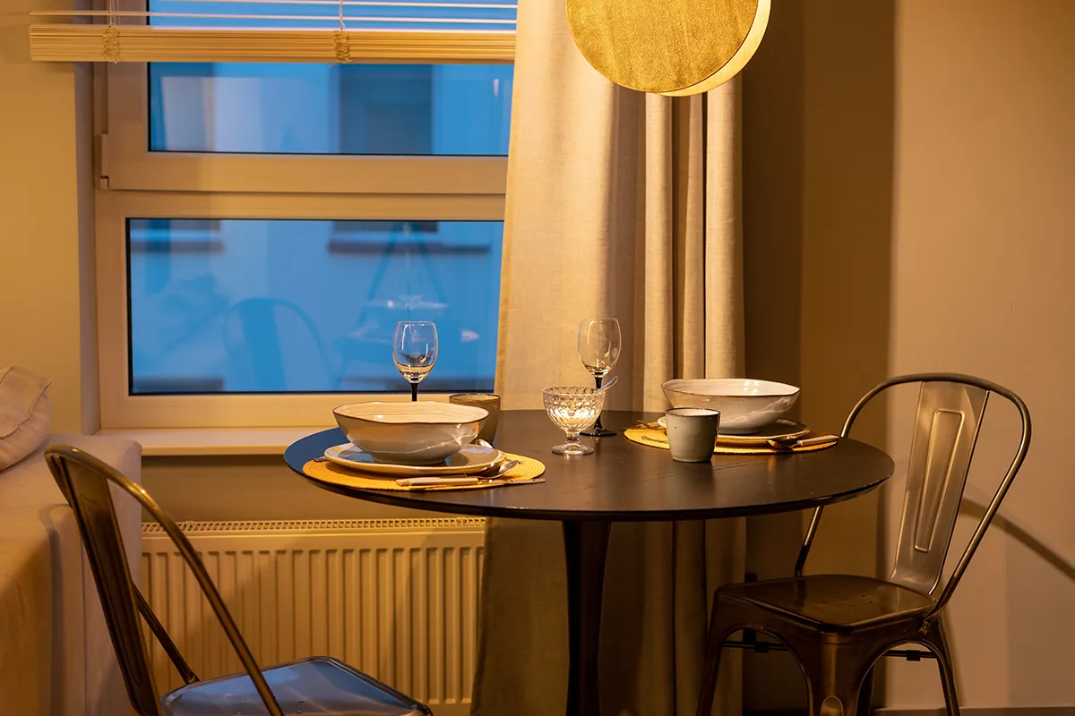 Stolik przygotowany na romantyczną kolacje - home staging Łódź