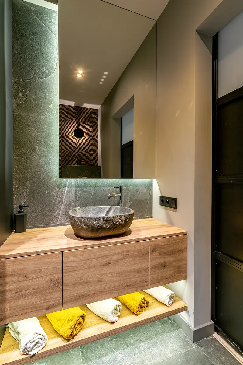 Łazienka z umywalką z kamienia oraz szafką z lustrem na szafce - Katarzyna Sołtysiak Zdjęcia Łódź