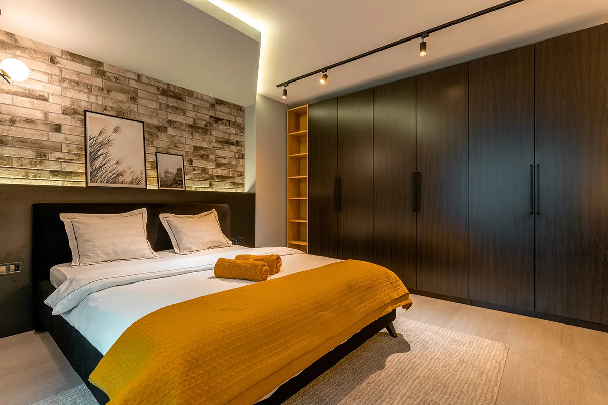 Duża inndustrialna sypialnia z szynoprzewodami jako oświetlenie - Łódź i okolice zdjęcia