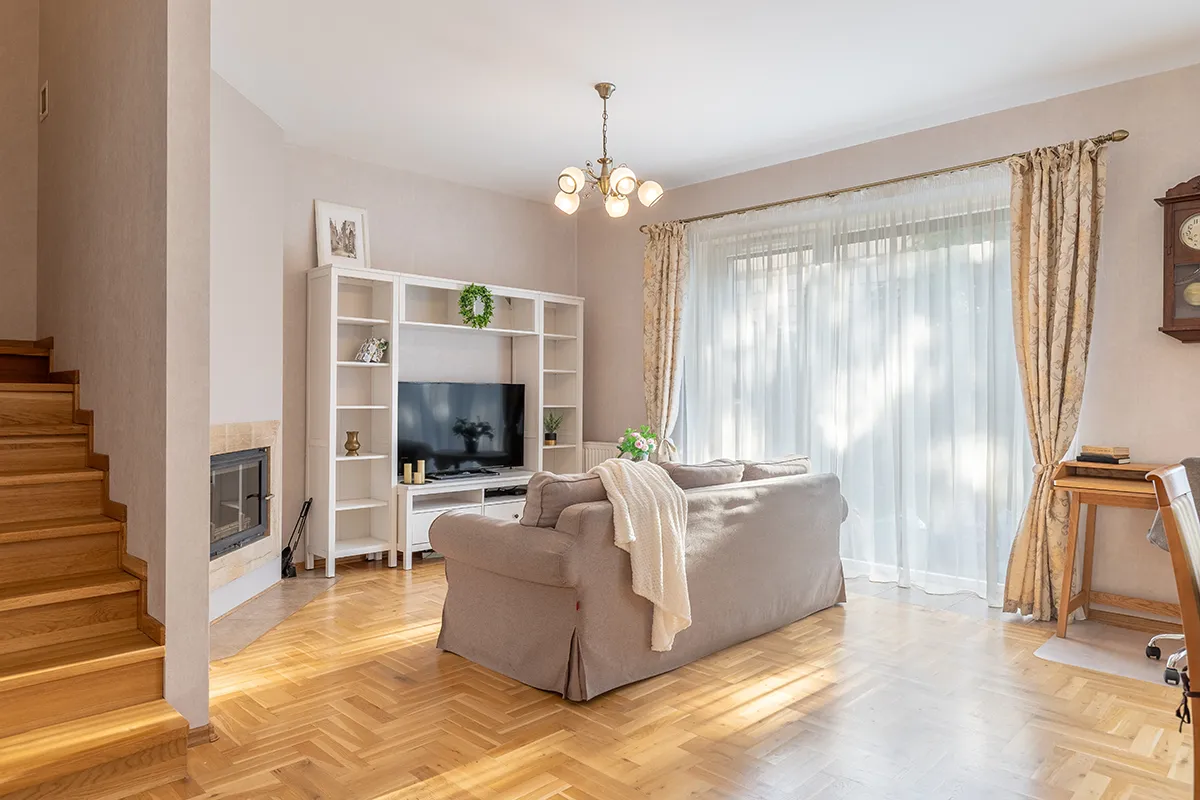 Profesjonalne i ekspresowe zdjęcia nieruchomości Łódź - salon z wolnostojącą kanapą - dzienne światło