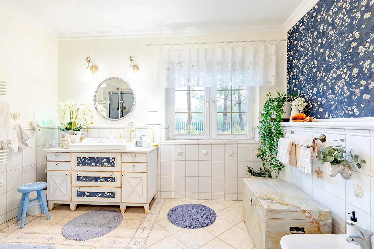 Łazienka w pięknej rezydencji z kwiecistymi dodatkami - zdjęcia pod sprzedaż nieruchomości Łódź