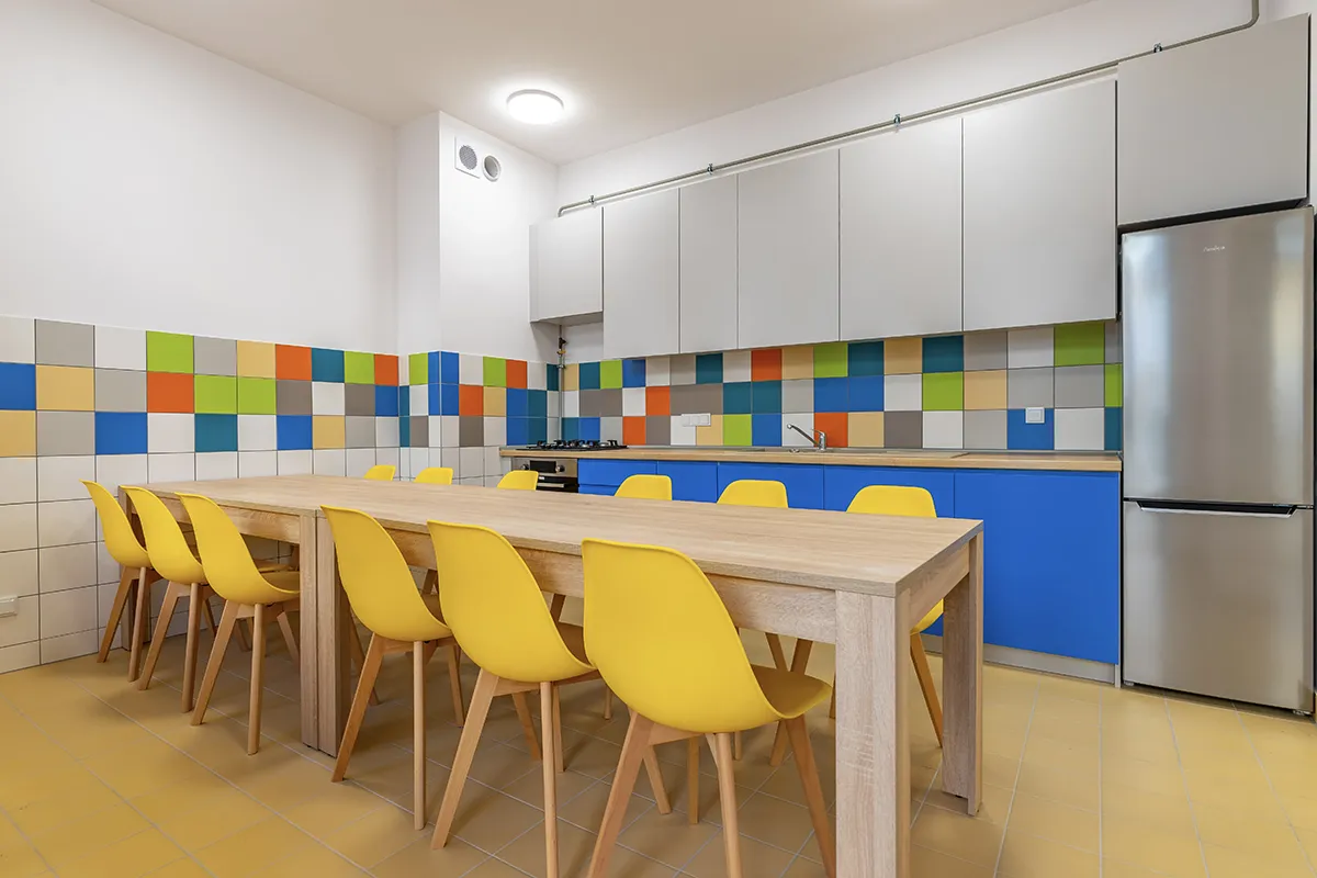 Zdjęcie stołówki pracowniczej - profesjonalna fotografia wnętrz