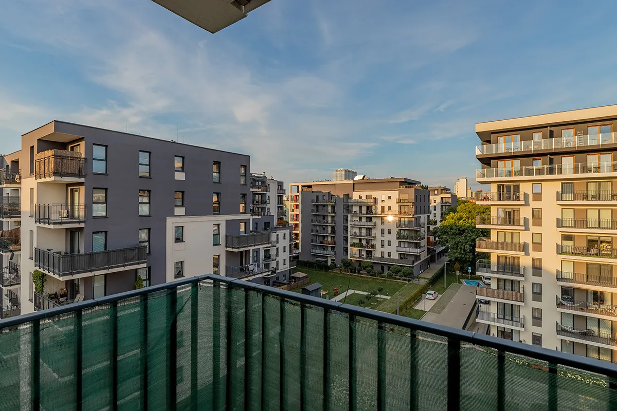 Widok z balkonu apartamentu w centrum Łodzi - fotografia dla biur nieruchomości Łódź Bałuty