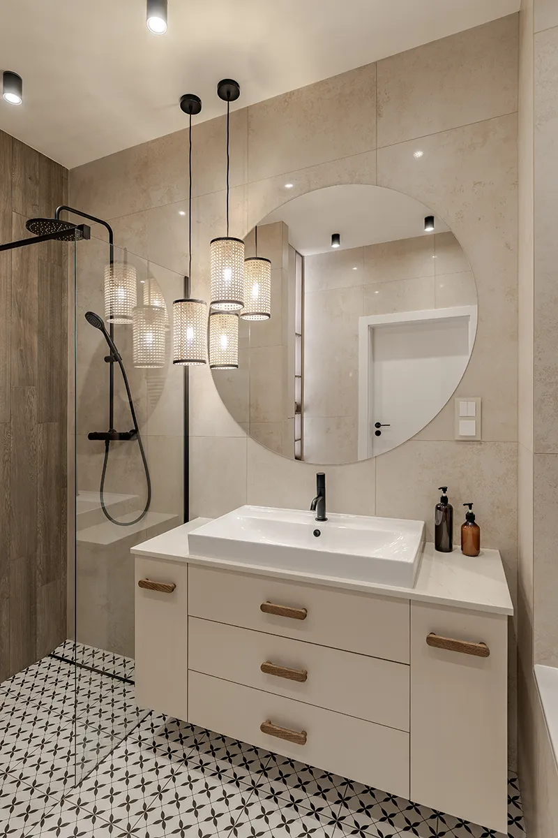 Łazienka z pryszcznicem typu walk-in, nowowczesnym oświetleniem i okrągłym lustrem - fotografia nieruchomości w Łodzi