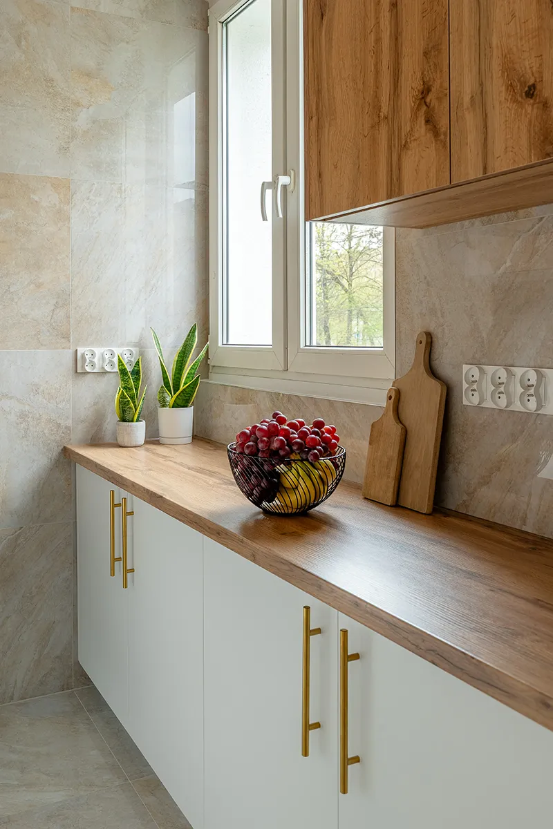 Fotograf nieruchomośći w Łodzi - home staging - kuchnia jasny dąb oraz biel i złote uchwyty
