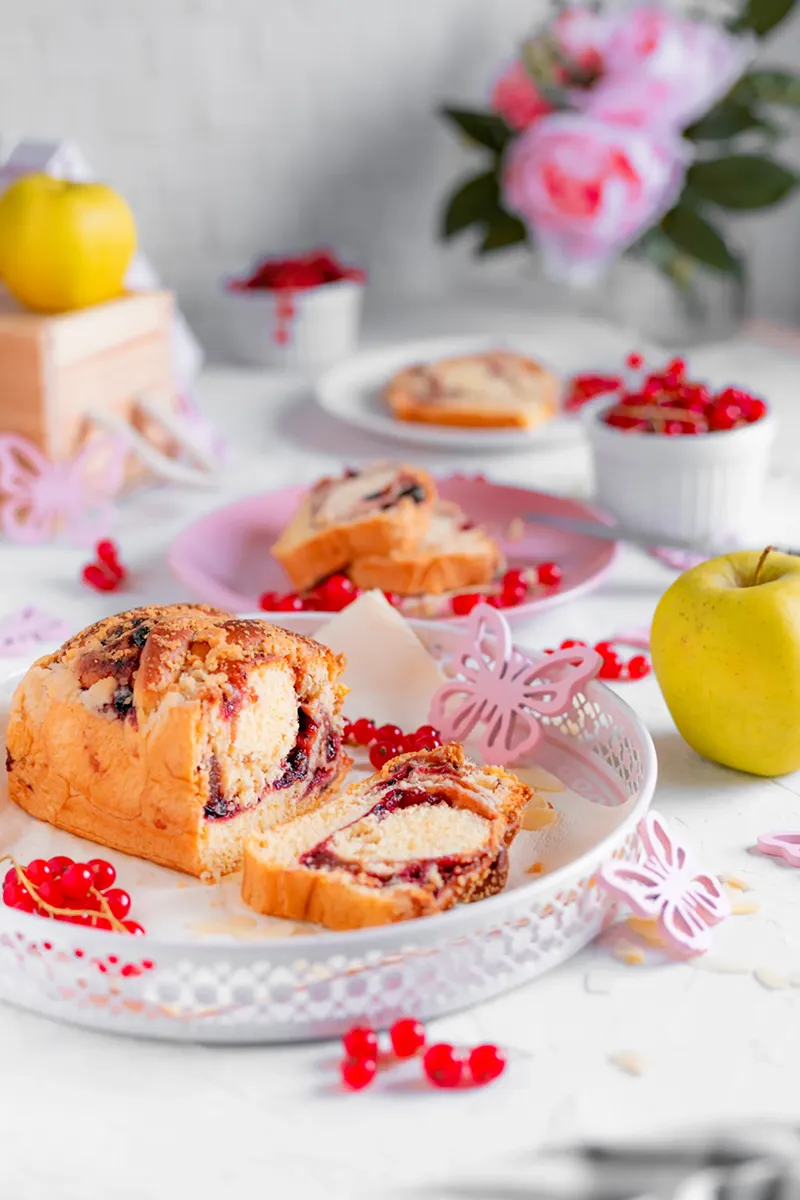 Ciasto drożdżowe z wiśniami w cukiekowej otoczce - zdjęcie stylizowane dla producentów i dystrybutorów Łódź