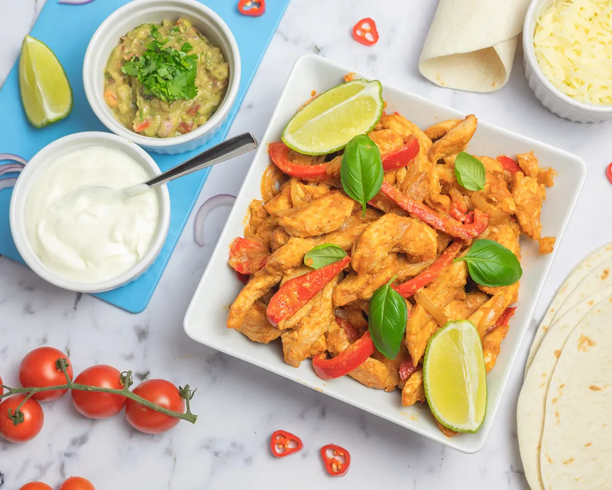Meksykański kurczak fajitas z guacamole i śmietaną - zdjęcia do restauracji Łódź Katarzyna Sołtysiak