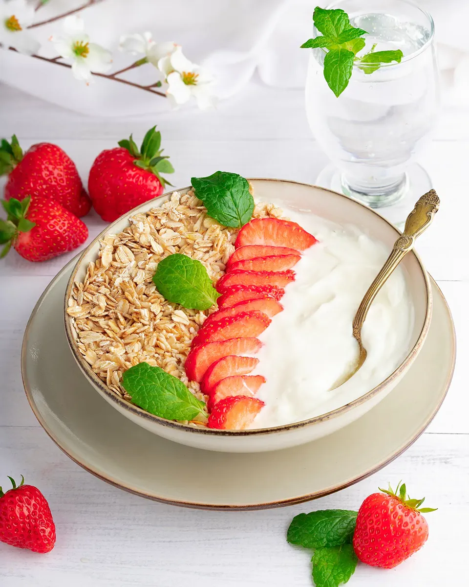 Owsianka z truskawkami i jogurtem waniliowym - fotografia kulinarna w Łodzi