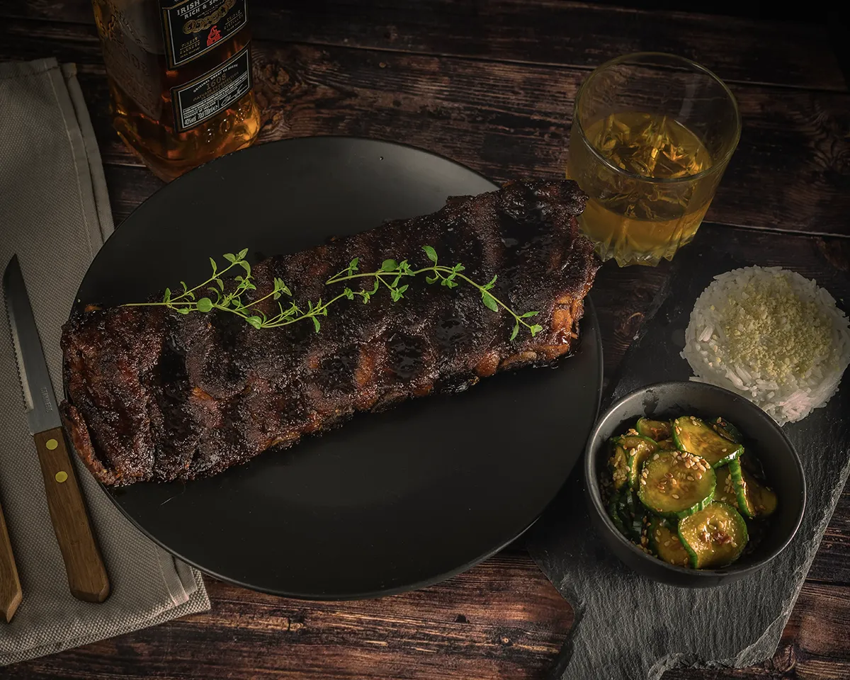 Żebereka Barbeque bbq z sałatką z zielonego ogórka - zdjęcia dla restauracji steki Łódź