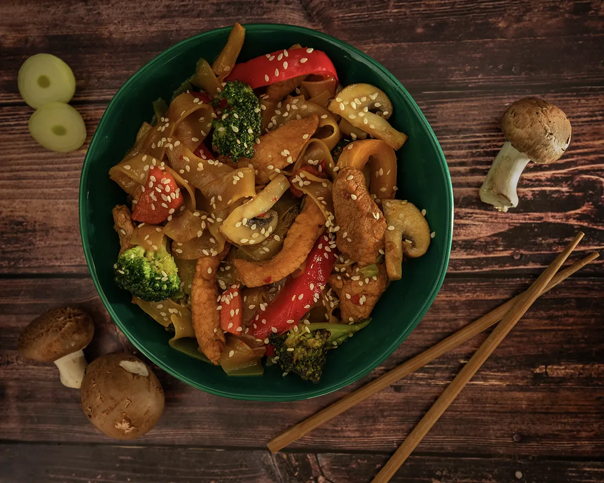 Orientalne noodle - makaron w stylu chińskim wietnamskim - zdjęcia restauracyjne Łódź