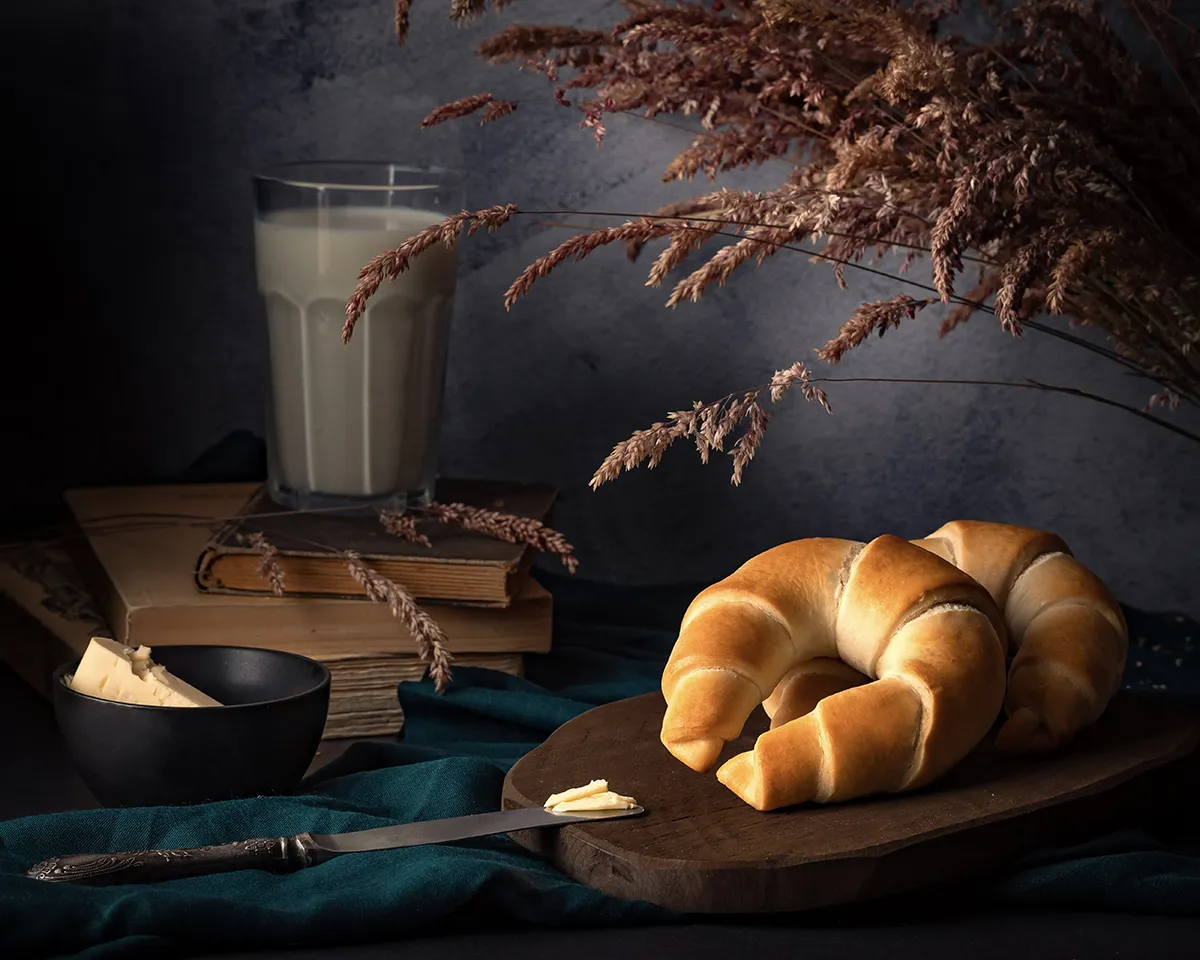 Domowe rogale z mlekiem i masłem - zdjęcia stylizowane na instagrama i media społecznościowe łódź