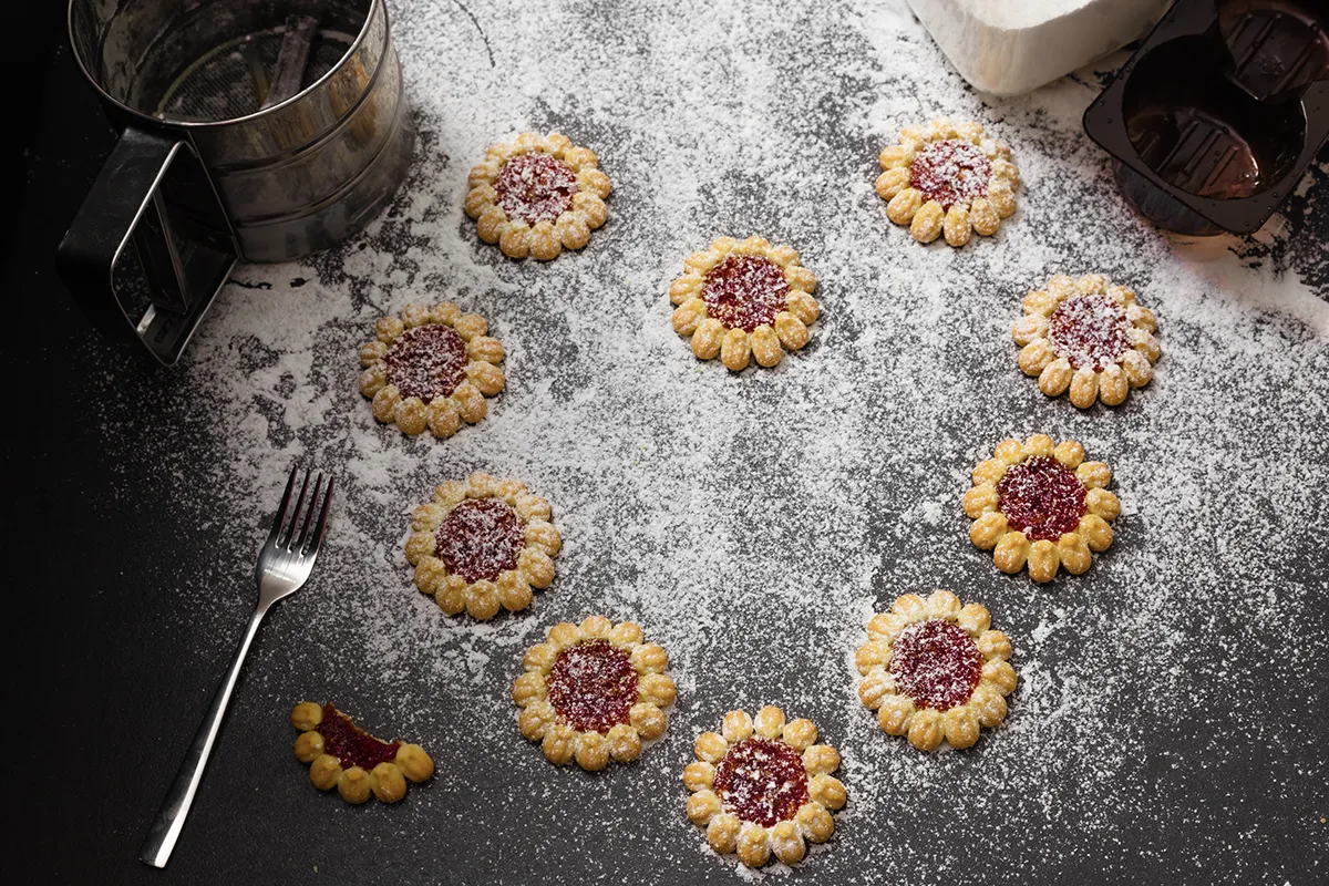 Pyszne ciasteczka obsypane mąką - zdjęcia kulinarne jedzenia na media społecznościowe Instagram Facebook