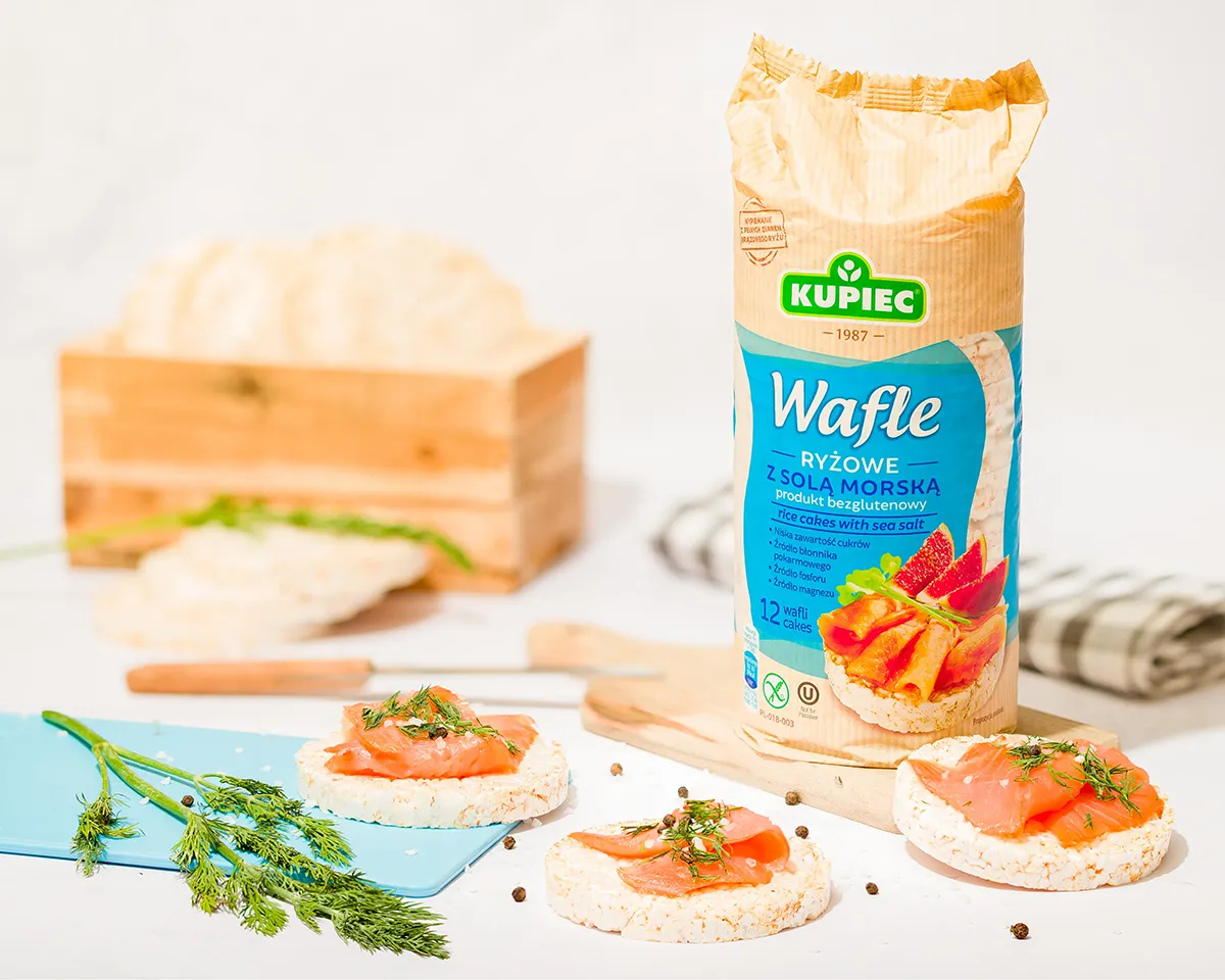 Wafle ryżowe z solą morską Kupiec podane z łososiem i koperkiem - fotografia stylizowana artykułów spożywczych