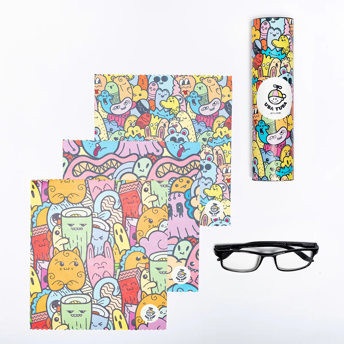 Akcesoria do czyszczenia okularów - chusta oraz płyn zamknięte w tubie - zdjęcia do sklepu internetowego studio w Łodzi