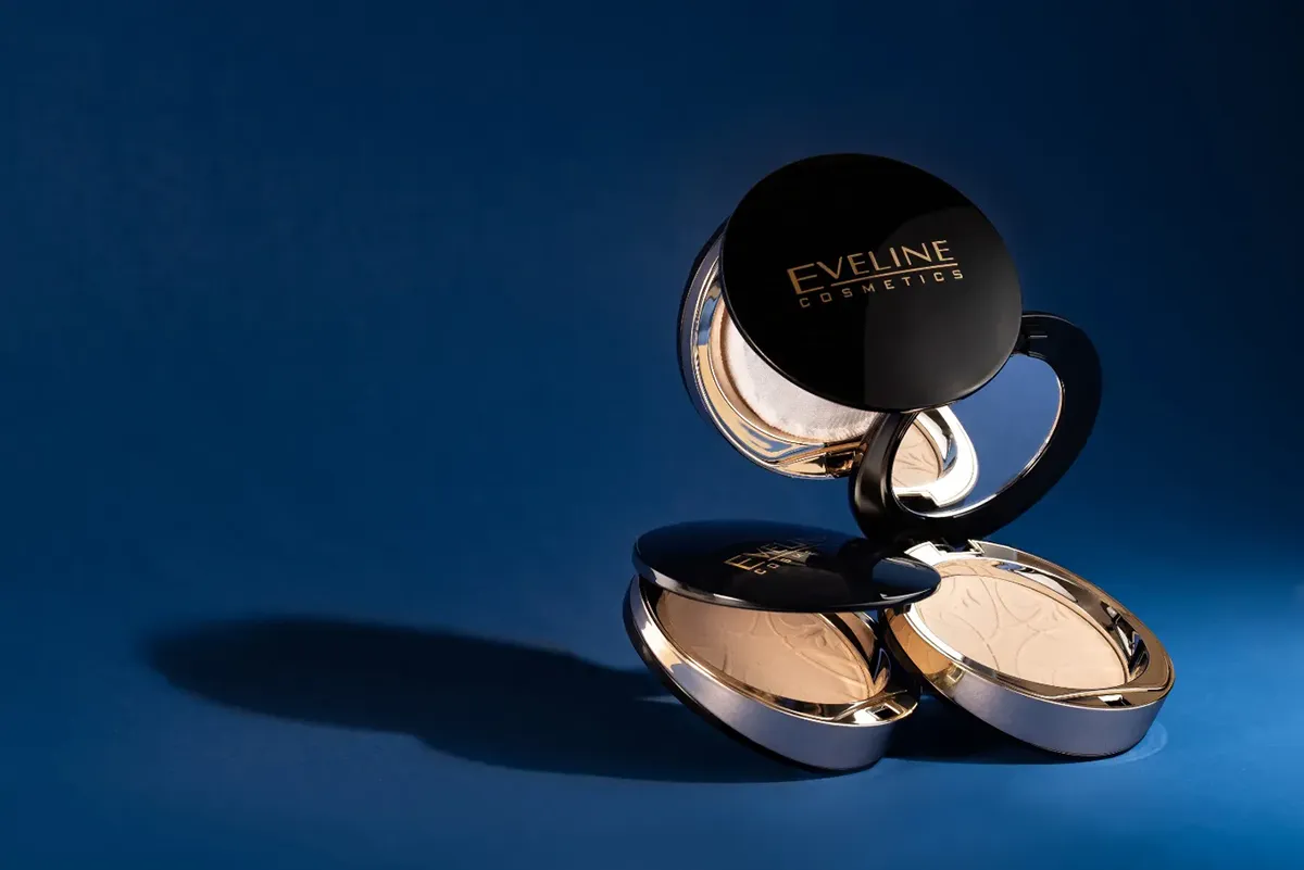 Eveline Cosmetics puder do twarzy w dynamicznym ujęciu - zdjęcia stylizowane Łódź