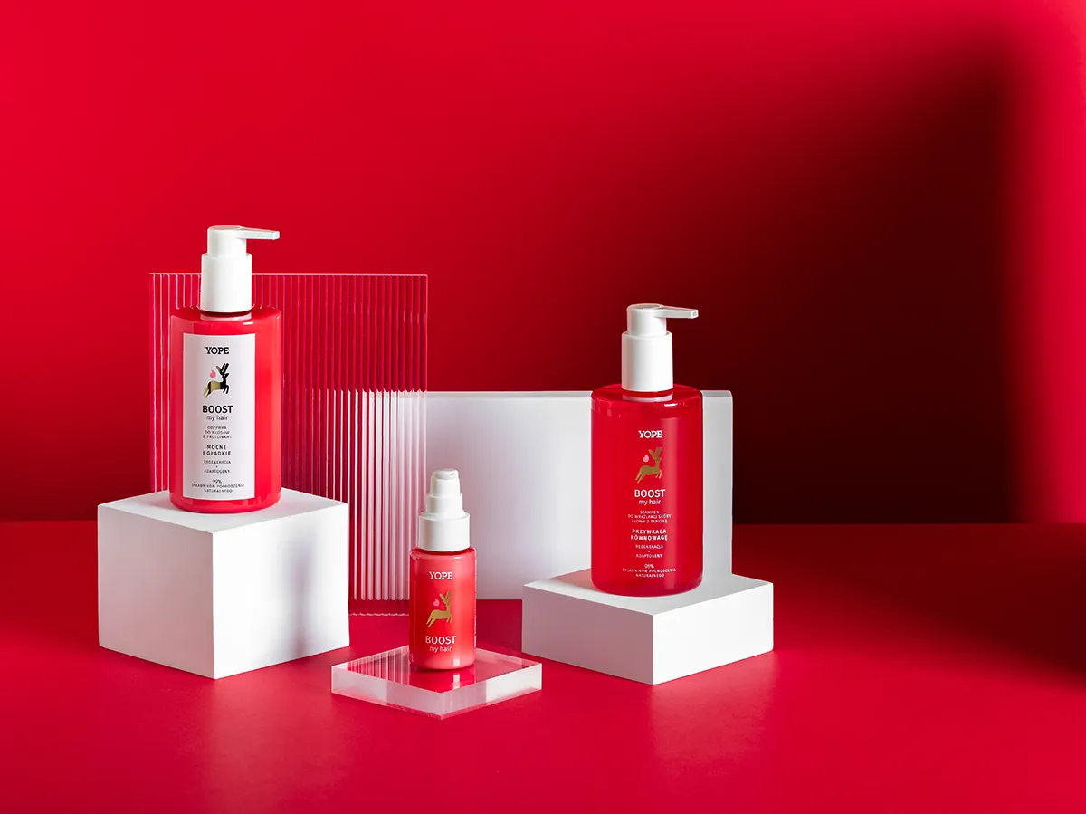 Kosmetyki marki yope w stylizacji na czerwonym tle - Fotografia pod reklame w Łodzi