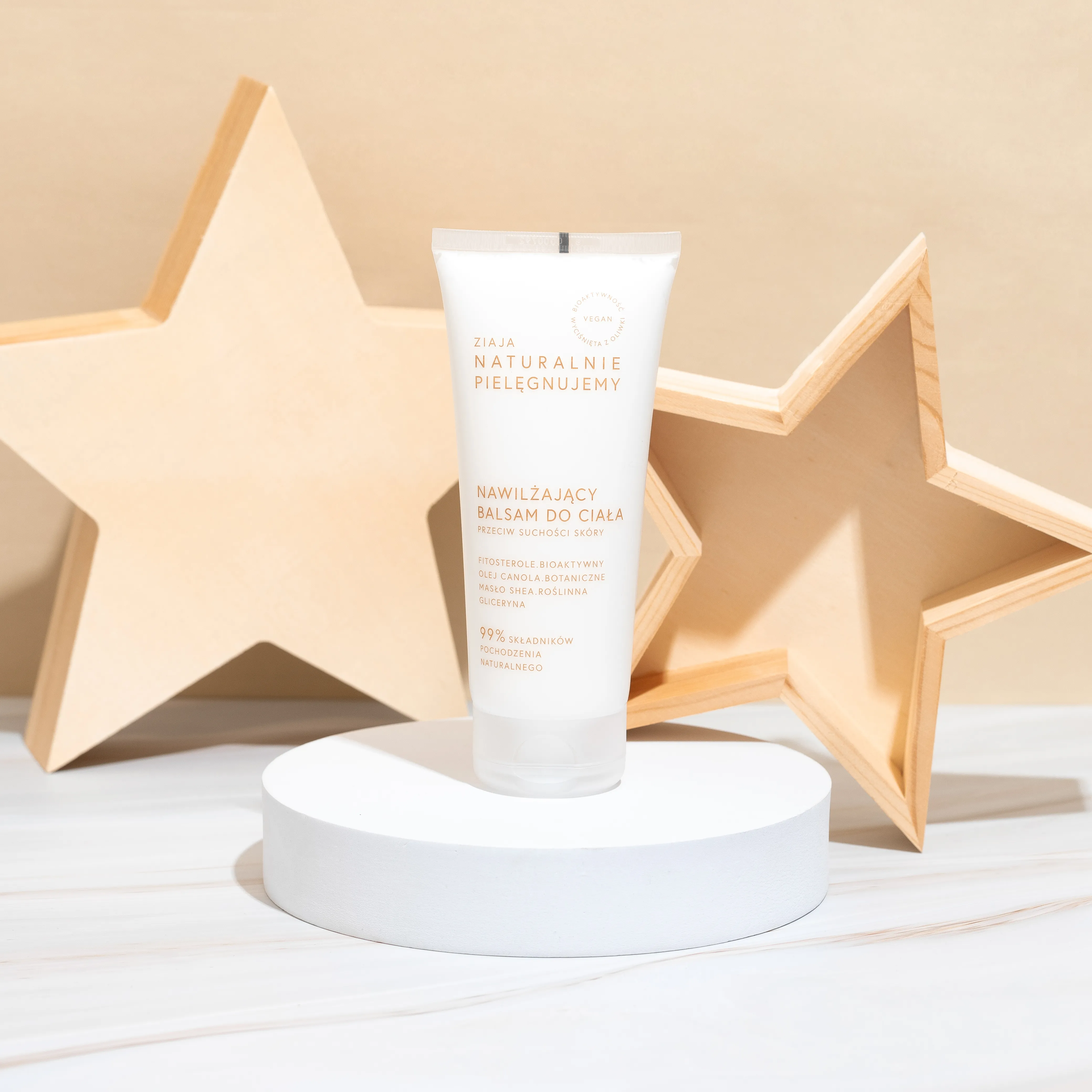 fotografia produktowa Łódź i okolice stylizacja kosmetyków damskich na pomarańzowym tle, ciekawa gra świateł oraz interesujący dodatek w postaci kammiennej płyty