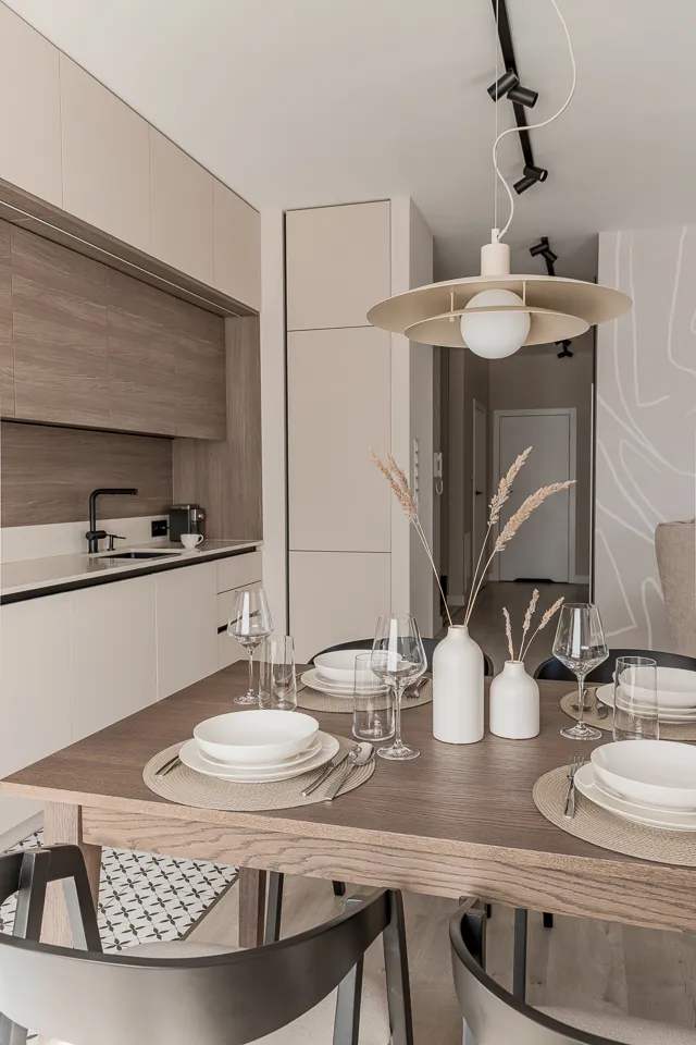 Fotografia nieruchomości Łódź zdjęcie kuchni ze stołem i krzesłami w kuchni zastosowany home staging