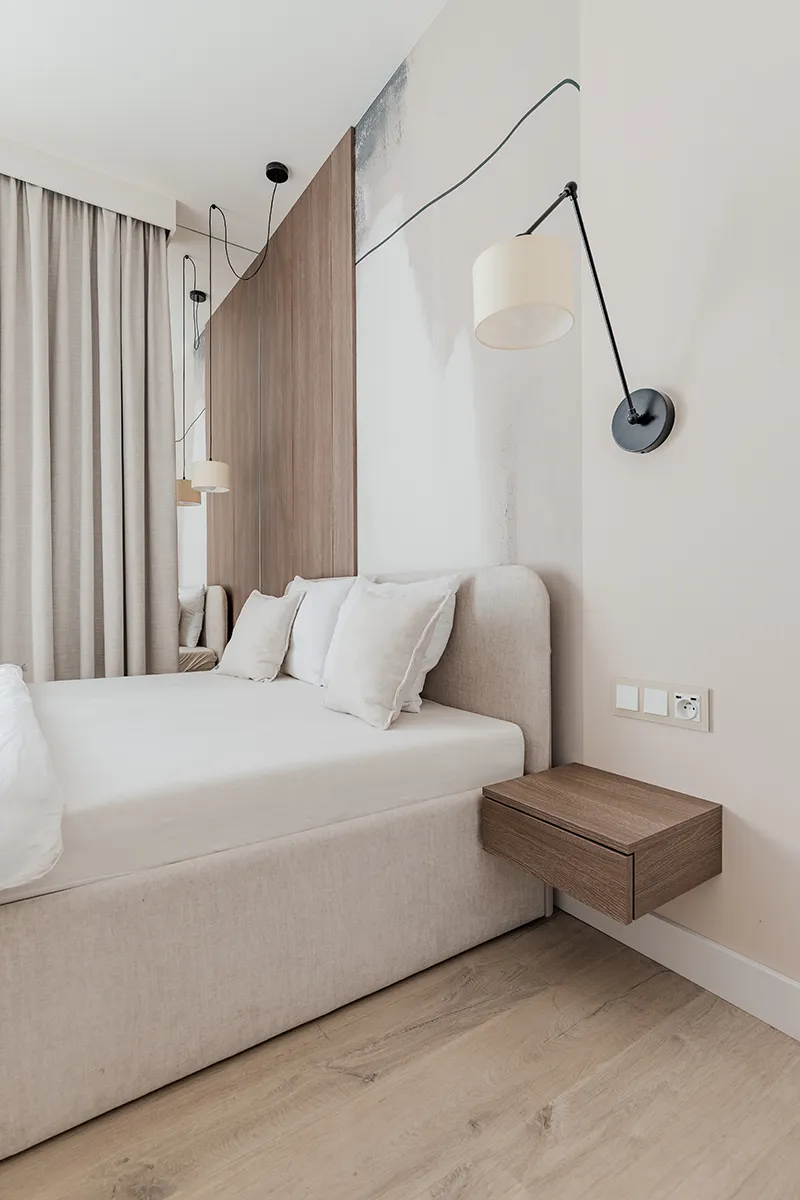 profesjonalna fotografia wnętrz Łódź - sypialnia w stylu minimalistycznym z kinketami nad łózkiem - dobrany Home Staging